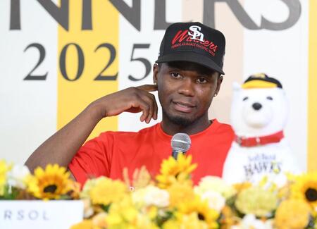 　会見で７回のシーンについて振り返るモイネロ（撮影・伊藤笙子）