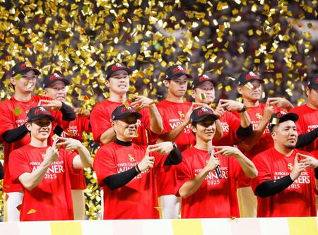 　２年連続で日本シリーズ進出を決め、笑顔でポーズをとる小久保監督（前列左から２人目）ら