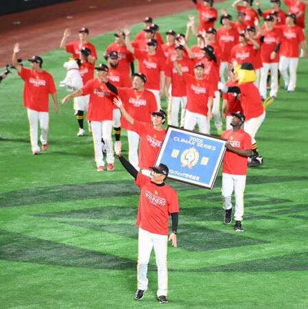 　ＣＳ突破を決め、スタンドの声援に応える小久保監督（中央）らソフトバンクナイン（撮影・伊藤笙子）