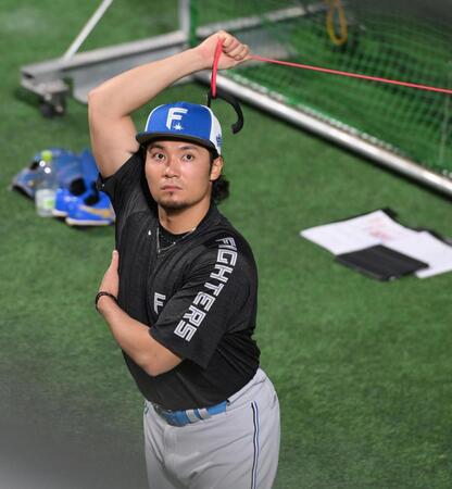 　ゴムチューブでストレッチする伊藤（撮影・伊藤笙子）