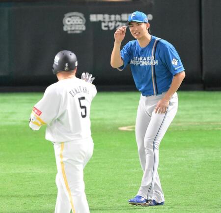 　６回、ソフトバンクの攻撃が終わり、死球を当てた山川（手前）に謝罪する達（撮影・伊藤笙子）