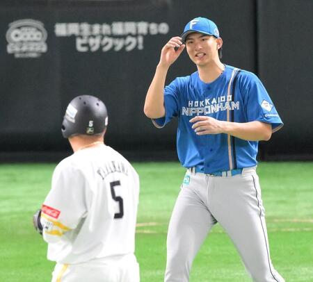 　６回、ソフトバンクの攻撃が終わり、死球を当てた山川（手前）に謝罪する達（撮影・伊藤笙子）