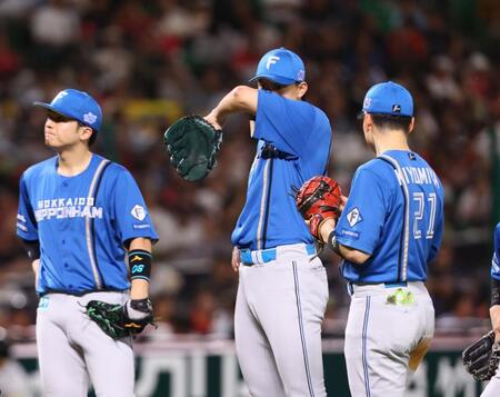 　６回途中で降板する達（中央）＝撮影・中島達哉