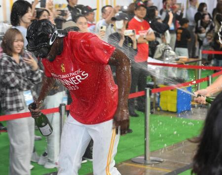 【写真】ソフトバンク　モイネロがシャンパンファイトでまさかの行動