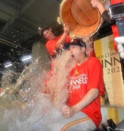 　シャンパンファイトで樽酒を浴びる川瀬（撮影・中島達哉）