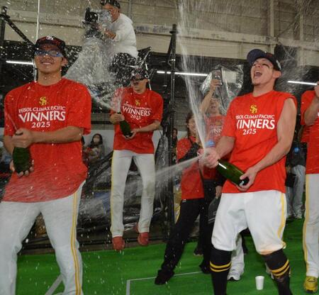 　シャンパンファイトをする（左から）柳町、川瀬、牧原（撮影・中島達哉）