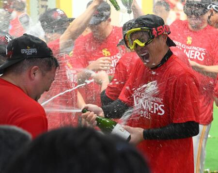 　ＣＳ突破を決め、山川（左）とシャンパンを浴びる小久保監督（撮影・伊藤笙子）