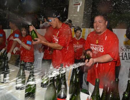 　シャンパンファイトをする柳田（左）と山川（撮影・中島達哉）