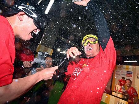 　祝勝会でシャンパンファイトを楽しむ小久保監督（右）