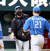 　ソフトバンクに３連勝し、清宮幸（右）らナインを迎える新庄監督（撮影・中島達哉）