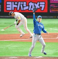 　６回、ソフトバンク・柳田（奥）を左飛に打ち取る日本ハム・山崎（撮影・伊藤笙子）