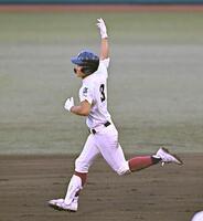 　９回、ソロを放ちダイヤモンドを一周する大阪桐蔭・谷渕（撮影・西田忠信）