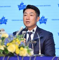 　会見で意気込みを語る相川亮二新監督（撮影・開出牧）