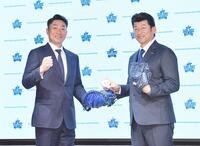 　会見で三浦大輔前監督（右）とポーズを決め闘志を燃やす相川亮二新監督（撮影・開出牧）