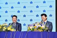 　会見で相川亮二新監督（左）を激励する三浦大輔前監督（撮影・開出牧）