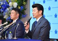 　会見で質問に答える前監督の三浦大輔氏。左は相川亮二新監督（撮影・開出牧）