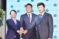 　会見で団結ポーズを決める相川亮二新監督（中央）。左は木村洋太社長、右は三浦大輔前監督（撮影・開出牧）