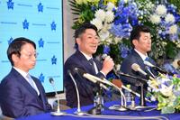 　質問に笑顔で答える相川亮二新監督（中央）。手前は木村洋太社長、後方は三浦大輔前監督（撮影・開出牧）