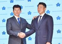 　三浦大輔前監督（左）と握手を交わす相川亮二新監督（撮影・開出牧）