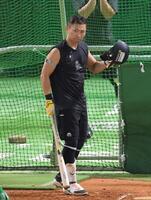 　ヘルメットを取り、ゲージに入る中村（撮影・伊藤笙子）