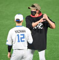 　試合前、矢沢（手前）に打撃指導する新庄監督（撮影・伊藤笙子）