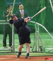 　打撃練習で柵越えを連発する山川（撮影・伊藤笙子）