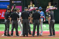 　メンバー表交換を終え、審判団と握手を交わす小久保監督（奥左）と新庄監督（同右）＝撮影・伊藤笙子