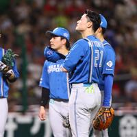 　３回、自身のエラーで先制を許し、肩を落とす清宮幸（右）＝撮影・中島達哉