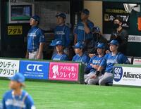 　３回、一塁手・清宮幸の悪送球間に先制点を許し、静まりかえる日本ハムベンチ（撮影・伊藤笙子）