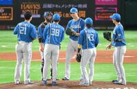 　３回、一塁手・清宮幸（左端）の悪送球間に先制点を許した達（中央）＝撮影・伊藤笙子