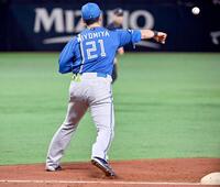 　３回、周東の一ゴロを二塁に悪送球する清宮幸