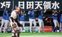 　４回、郡司が同点打を放ち、沸き上がる日本ハムナイン（撮影・中島達哉）