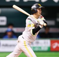 　５回、勝ち越し適時打を放つ川瀬（撮影・中島達哉）