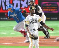 　３回、進藤（奥）を遊ゴロに打ち取るモイネロ（撮影・伊藤笙子）