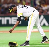 　７回、マルティネスに四球を与えた後グラブをたたきつけ、拾うモイネロ（撮影・中島達哉）