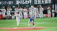 　３回、清宮幸（手前）の悪送球間に先制点を挙げ、喜ぶソフトバンクナイン（撮影・伊藤笙子）