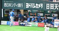 　９回、レイエスが見逃し三振に倒れ、重苦しい空気に包まれる日本ハムベンチ（撮影・伊藤笙子）