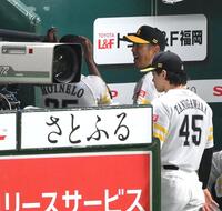 　７回を投げ終えたモイネロに笑顔で声を掛ける小久保監督（右奥）＝撮影・伊藤笙子