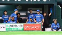 　敗戦し、ベンチからソフトバンクナインを見つめる日本ハムナイン（撮影・中島達哉）