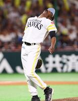 　７回、マルティネスに四球を与え、がっくりするモイネロ（撮影・中島達哉）