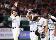 　スタンドのファンの歓声に応える小久保監督（左）ら（撮影・中島達哉）