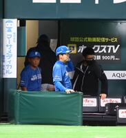 　ソフトバンクに敗戦し、引き揚げる新庄監督（左奥）＝撮影・中島達哉