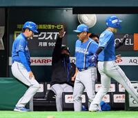 　４回、郡司の同点打で生還した矢沢（右）を迎える新庄監督（中央）＝撮影・中島達哉