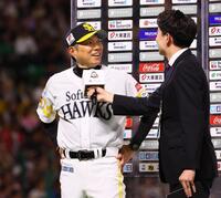 　勝利監督インタビューで答える小久保監督（左）＝撮影・中島達哉