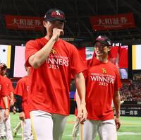 　笑顔で引き揚げる上沢（左）と周東（撮影・中島達哉）