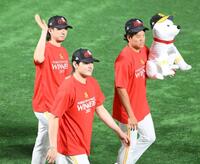 　ＣＳ突破を決め、スタンドの声援に応える（左から）上沢、有原、上茶谷（撮影・伊藤笙子）