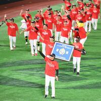 　ＣＳ突破を決め、スタンドの声援に応える小久保監督（中央）らソフトバンクナイン（撮影・伊藤笙子）