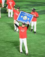 　ＣＳ突破を決め、スタンドの声援に応える小久保監督（手前）＝撮影・伊藤笙子