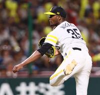 　７回、力投するモイネロ（撮影・中島達哉）