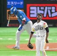 　６回、レイエス（奥）を二飛に打ち取るモイネロ（撮影・伊藤笙子）